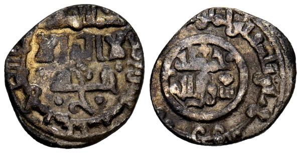 1182 - ALMORAVIDES, Yusuf ben Tashfin (480-500H). Dirham/Quirate. (Ar. 0,70g/12mm). (4)94H. Miknasa (Mequinez) / مكـناسة. (Benito Ba1). MBC. Cospel reducido. Rarísima.<BR>Esta pieza, a medio camino entre la nueva metrología almorávide y el tradicional diseño  de otros periodos, presenta a Yusuf con título de Nasir al-Din en la orla del reverso y sin mención de heredero, mientras que el anverso, aun conserva en la orla la tradicional fórmula de ''Bismi Allah...'' seguido de la ceca y la fecha:  اربع و تسعي ن (94).  - 200€