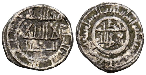 1183 - ALMORAVIDES, Yusuf ben Tashfin (480-500H). Dirham/Quirate. (Ar. 0,79g/13mm). (4)94H. Miknasa (Mequinez) / مكـناسة. (Benito Ba1). MBC+. Rarísima.<BR>Esta pieza, a medio camino entre la nueva metrología almorávide y el tradicional diseño de otros periodo s, presenta a Yusuf con título de Nasir al-Din en la orla del reverso y sin mención de heredero, mientras que el anverso, aun conserva en la orla la tradicional fórmula de ''Bismi Allah...'' seguido de la ceca y la fecha: اربع و تسعين (94).   - 300€