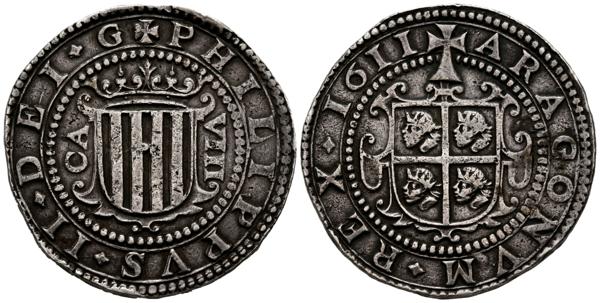 2 - FELIPE III (1598-1621). 8 Reales. (Ar. 27,54g/39mm). 1611. Zaragoza CA. (Cal-2019-996). Punto en medio del escudo del anverso. Encapsulado por NGC AU DETAILS. Pátina oscura. Rarísimo ejemplar y más así.<BR><BR>Ex Áureo & Calicó 331, 31/05/2018, Nº Lote 453.<BR><BR>Felipe III (II de Aragón tal como reza en esta moneda) ordenó acuñar un número no excesivo de monedas en Aragón. Aún más reducidas fueron las piezas de módulo grande, las cuales se acuñaron prácticamente a nivel testimonial. En estos Ocho Reales de extremada rareza, destaca en el anverso el Escudo de Aragón con las cuatro barras coronadas. A la izquierda las letras CA (marca de ceca) y VIII a la derecha y leyenda alrededor. En el reverso, el escudo con cuatro cuarteles y una cabeza de moro de la batalla de Alcoraz en cada cuartel (detalle que ya fue introducido en sus monedas por Juana y Carlos) coronado por la cruz de Íñigo Arista, acompañado de leyenda. Es una moneda de clara asimilación castellana que no tuvo continuidad en este reino ya que en Cataluña, se siguió con la acuñación del croat, y en Valencia con los divuités, todos con un módulo sensiblemente inferior. - 10.000€