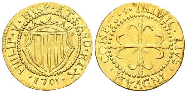 1162 - FELIPE V (1700-1746). Escudo de Oro. (Au. 3,17g/22mm). 1701. Cagliari. (Vicenti 48). EBC-. Bonito y escaso ejemplar.<BR><BR>Sólo entre 1701 y 1703 se acuñaron en Cagliari estos escudos de oro en una ceca que, tradicionalmente y mientras permaneció bajo dominio de la Corona de Aragón, acuñó esencialmente monedas en plata. El diseño de estos ejemplares toman como base o ejemplo los escudos que en esa misma ceca había acuñado siglos atrás Carlos V: anverso con Señal de Aragón coronada y reverso con cruz acabada en lises. En 1710 y 1711 se volvieron a acuñar estos mismos escudos, en esta misma ceca, con la diferencia de que el rey que aparecía en la leyenda era Carlos III, el Pretendiente, ante el que, Felipe V libraba la batalla de la Guerra de Sucesión. - 900€